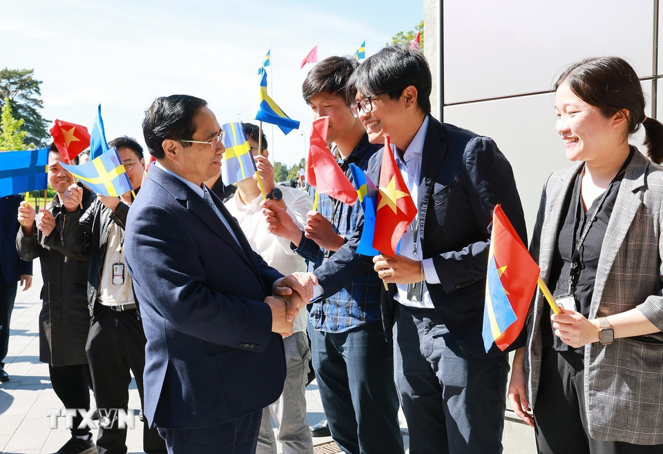 Thủ tướng Phạm Minh Chính với sinh viên, nghiên cứu sinh Việt Nam đang học tập và nghiên cứu tại Đại học Uppsala. (Ảnh: Dương Giang/TTXVN)