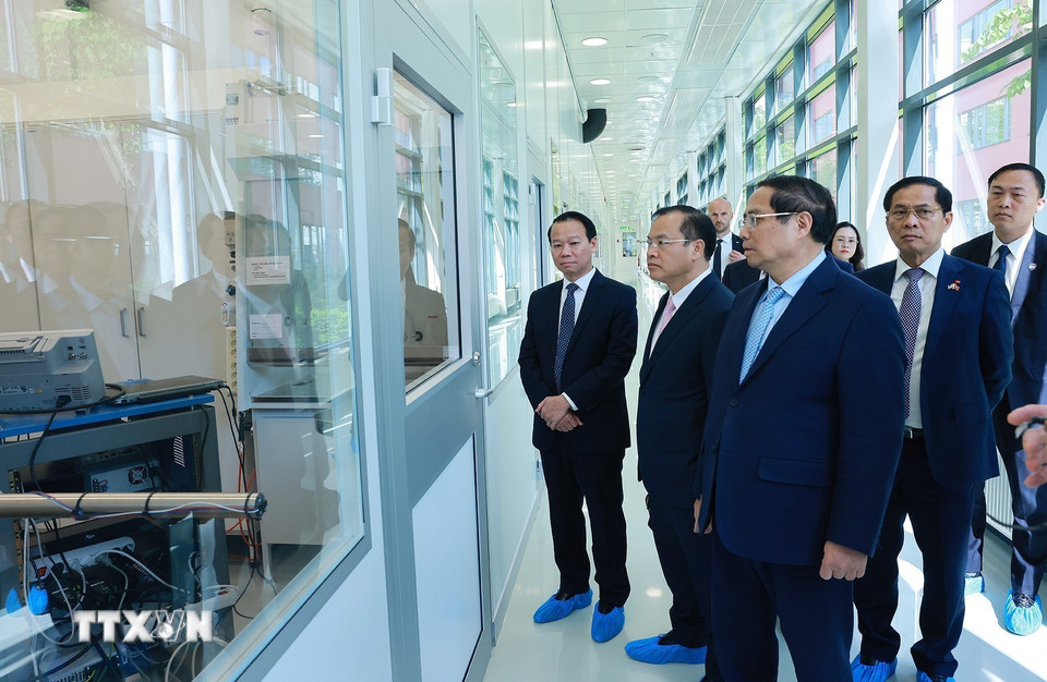 Thủ tướng Phạm Minh Chính thăm phòng thí nghiệm của Đại học Uppsala. (Ảnh: Dương Giang/TTXVN)