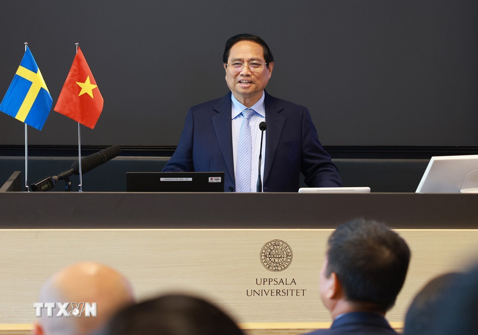 Thủ tướng Phạm Minh Chính phát biểu khi đến thăm Đại học Uppsala. (Ảnh: Dương Giang/TTXVN)