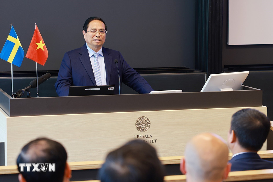 Thủ tướng Phạm Minh Chính phát biểu khi đến thăm Đại học Uppsala. (Ảnh: Dương Giang/TTXVN)
