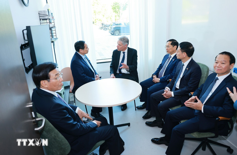Thủ tướng Phạm Minh Chính gặp chuyên gia, nhà khoa học đoạt giải Nobel của Đại học Uppsala. (Ảnh: Dương Giang/TTXVN)