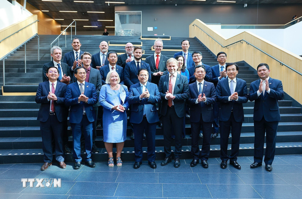Thủ tướng Phạm Minh Chính với các chuyên gia, nhà khoa học của Đại học Uppsala. (Ảnh: Dương Giang/TTXVN)
