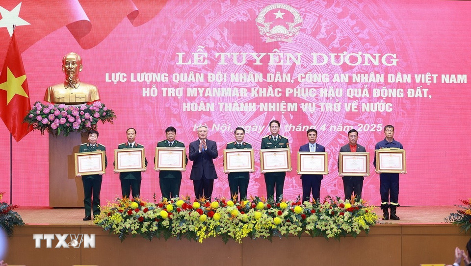 Phó Thủ tướng Thường trực Nguyễn Hòa Bình trao Bằng khen của Thủ tướng cho các tập thể, cá nhân có thành tích xuất sắc trong hỗ trợ Myanmar khắc phục hậu quả động đất. (Ảnh: Dương Giang/TTXVN)