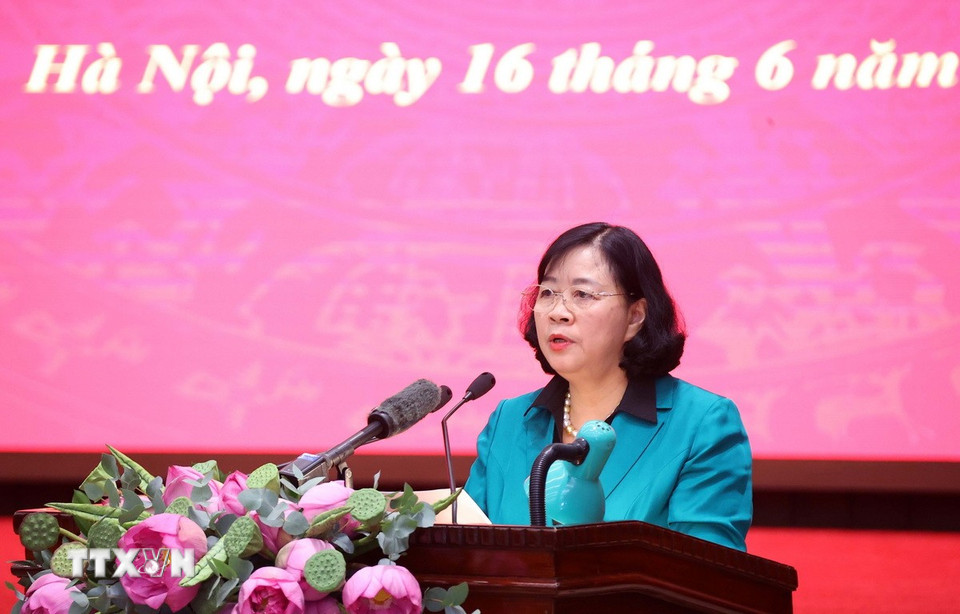 Bí thư Thành ủy Hà Nội Bùi Thị Minh Hoài báo cáo tại buổi làm việc. (Ảnh: Văn Điệp/TTXVN)