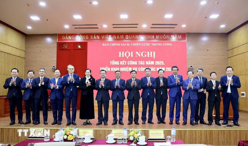 Ông Trần Cẩm Tú, Ủy viên Bộ Chính trị, Thường trực Ban Bí thư, cùng các đồng chí dự hội nghị. (Ảnh: Phương Hoa/TTXVN)