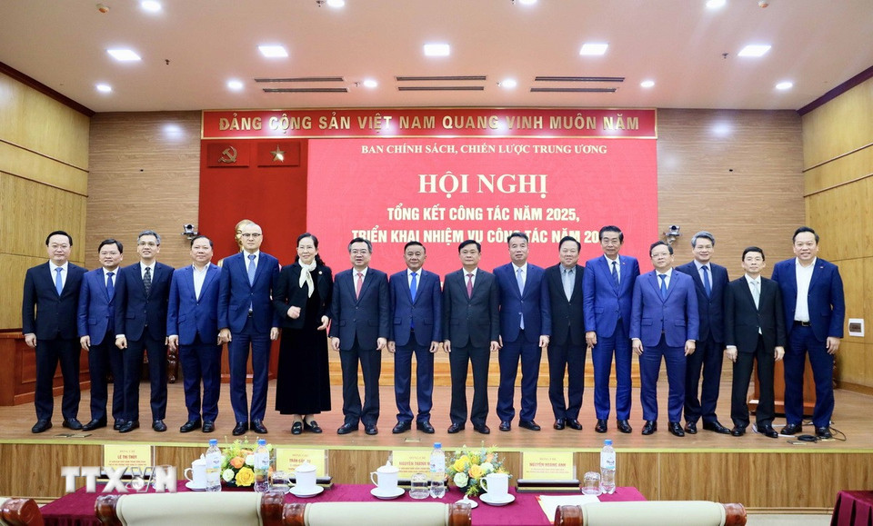 Ông Trần Cẩm Tú, Ủy viên Bộ Chính trị, Thường trực Ban Bí thư, cùng các đồng chí dự hội nghị. (Ảnh: Phương Hoa/TTXVN)