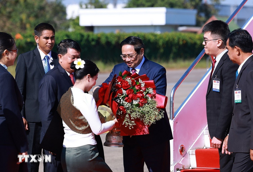 Lễ đón Thủ tướng Phạm Minh Chính đến Thủ đô Vientiane đồng chủ trì Kỳ họp lần thứ 48 Ủy ban liên Chính phủ Việt Nam-Lào. (Ảnh: Dương Giang/TTXVN)