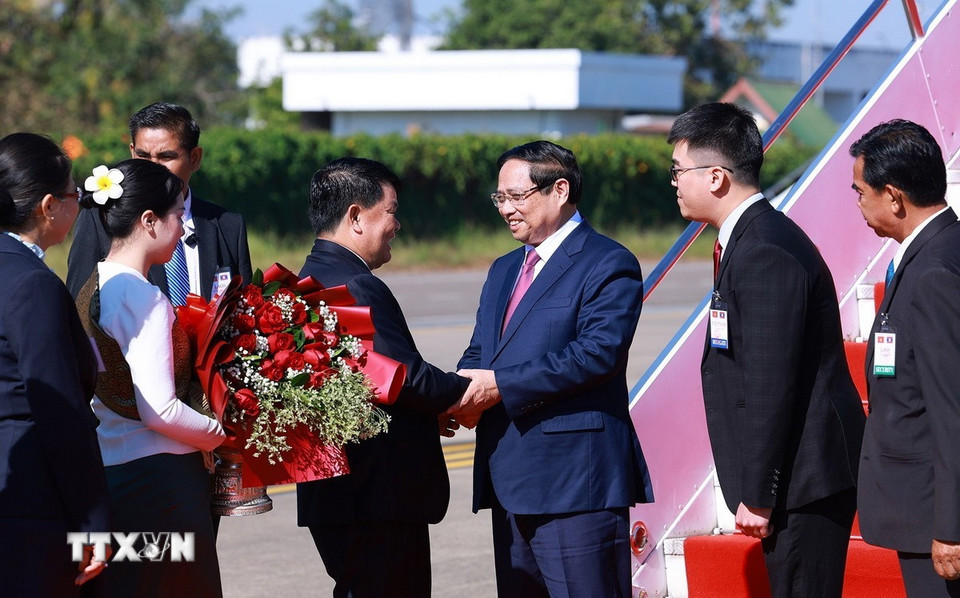 Lễ đón Thủ tướng Phạm Minh Chính đến Thủ đô Vientiane đồng chủ trì Kỳ họp lần thứ 48 Ủy ban liên Chính phủ Việt Nam-Lào. (Ảnh: Dương Giang/TTXVN)