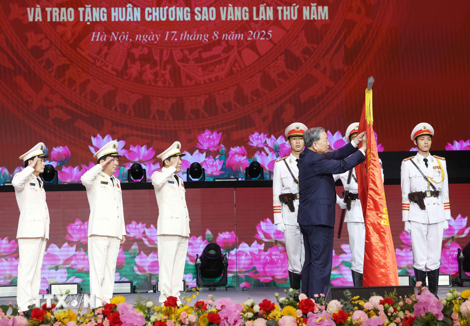 Tổng Bí thư Tô Lâm trao tặng Huân chương Sao vàng lần thứ 5 cho lực lượng Công an Nhân dân. (Ảnh: Thống Nhất/TTXVN)