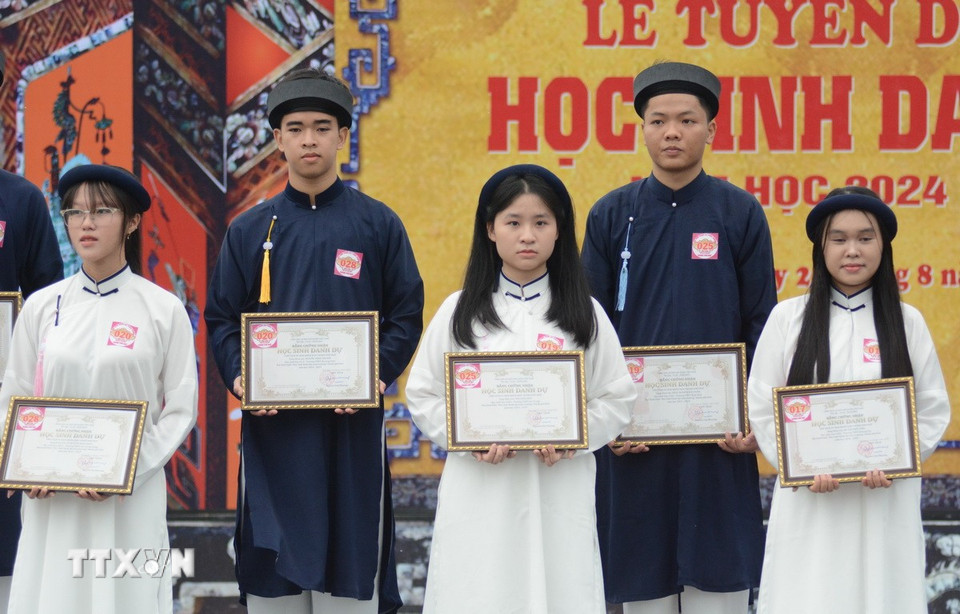 Học sinh giỏi các cấp được vinh danh. (Ảnh: Văn Dũng/TTXVN)