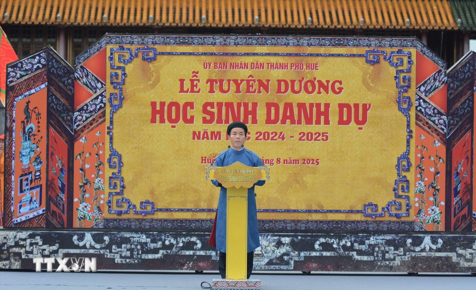 Chủ tịch tỉnh UBND thành phố Huế Nguyễn Văn Phương phát biểu. (Ảnh: Văn Dũng/TTXVN)