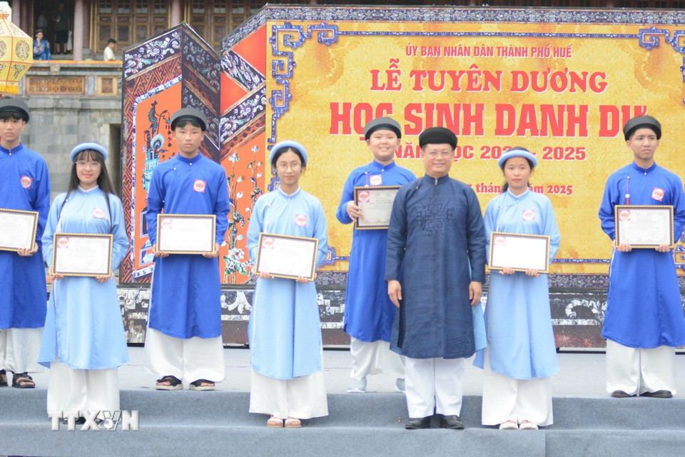 Học sinh giỏi các cấp được vinh danh. (Ảnh: Văn Dũng/TTXVN)