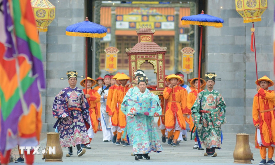 Lễ Truyền lô (lễ xướng danh, công bố các tiến sỹ sau khi thi đỗ của triều Nguyễn) được tái hiện qua hình thức sân khấu hóa tại Ngọ Môn với những trình thức, nghi tiết thuở xưa. (Ảnh: Văn Dũng/TTXVN)