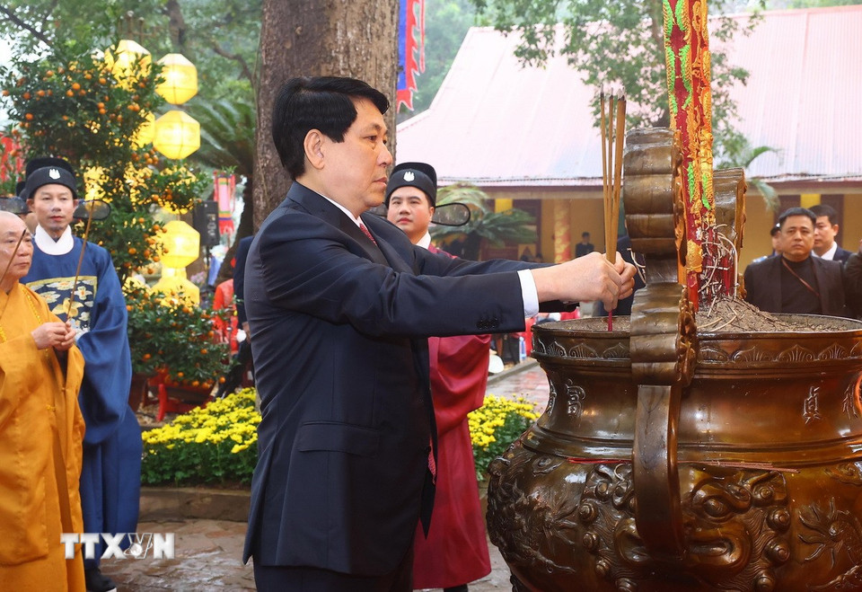 Chủ tịch nước Lương Cường dâng hương tại Điện Kính Thiên, Hoàng thành Thăng Long. (Ảnh: Lâm Khánh/TTXVN)