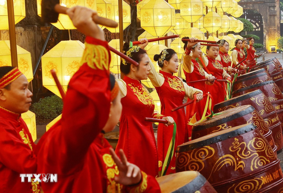 Màn trống hội khai Xuân Ất Tỵ tại Hoàng thành Thăng Long. (Ảnh: Lâm Khánh/TTXVN)