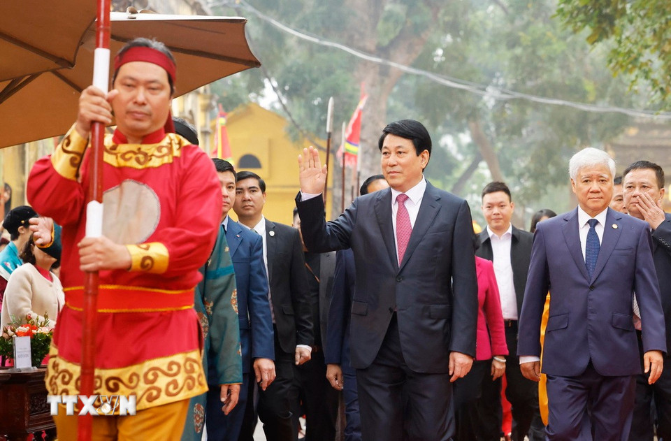 Chủ tịch nước Lương Cường dự Lễ dâng hương khai Xuân Ất Tỵ tại Hoàng thành Thăng Long (Hà Nội). (Ảnh: Lâm Khánh/TTXVN)