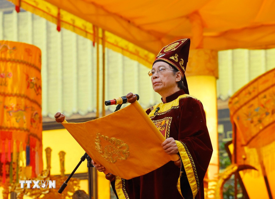 Nghi thức cẩn cáo các bậc tiền nhân, khai Xuân Ất Tỵ tại Hoàng thành Thăng Long. (Ảnh: Lâm Khánh/TTXVN)