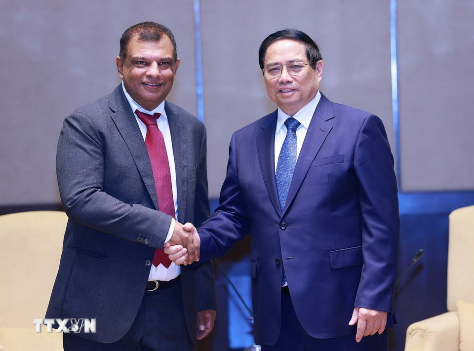 Thủ tướng Phạm Minh Chính tiếp Người sáng lập và Chủ tịch Tập đoàn Capital A Tony Fernandes. (Ảnh: Dương Giang/TTXVN)