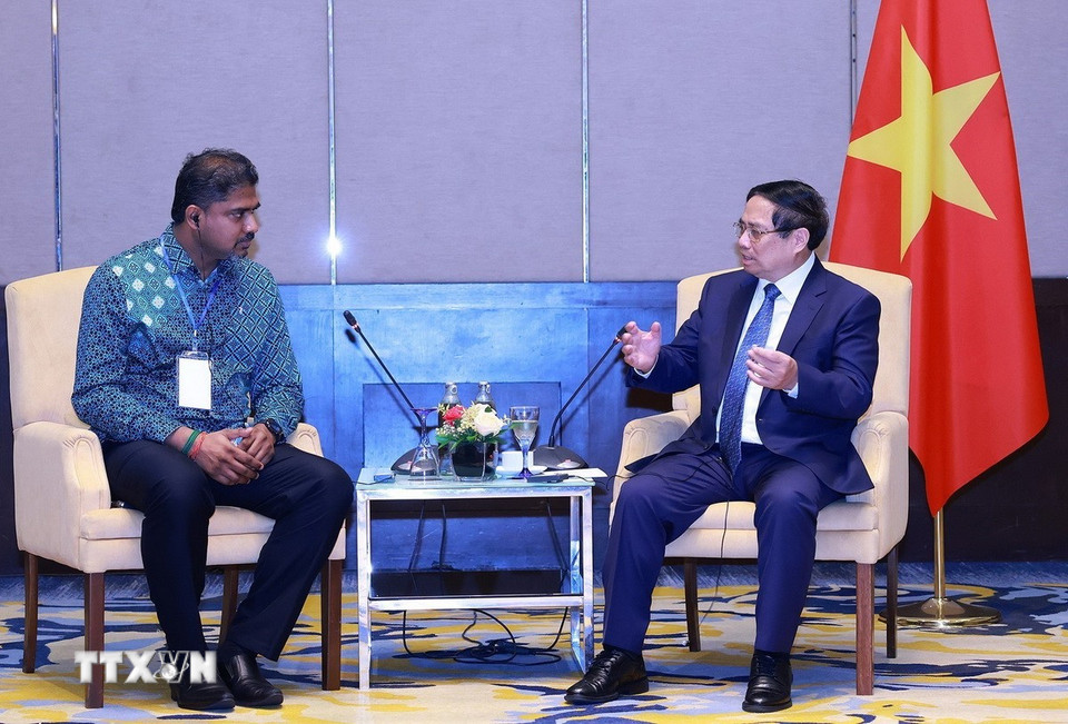 Thủ tướng Phạm Minh Chính tiếp Chủ tịch Phòng Thương mại và Công nghiệp Ấn Độ Kuala Lumpur và Selangor Nivas Ragavan. (Ảnh: Dương Giang/TTXVN)