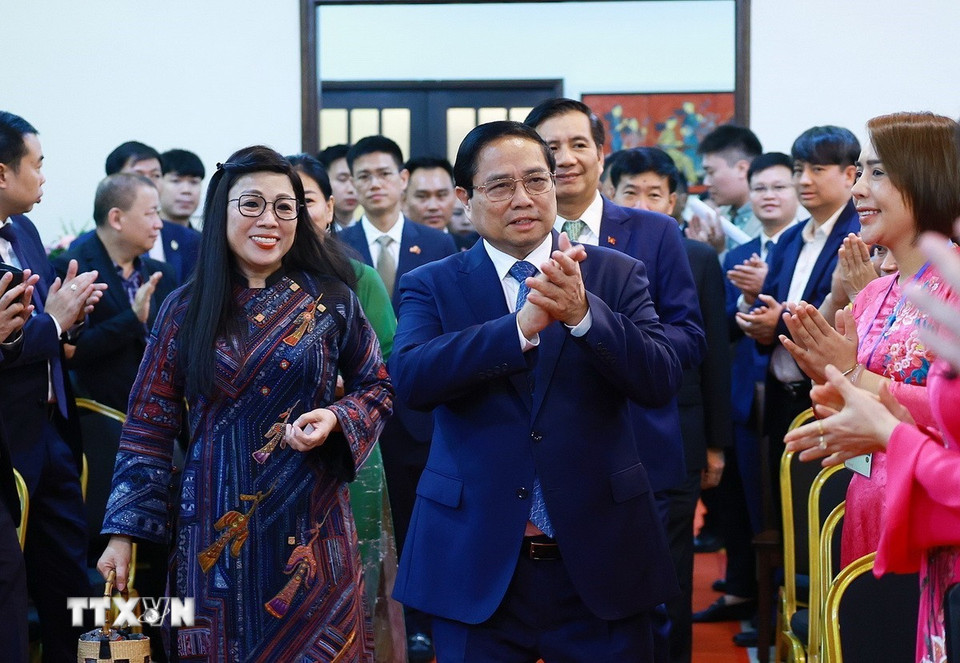 Thủ tướng Phạm Minh Chính và Phu nhân đến thăm cán bộ, nhân viên, Đại sứ quán và cộng đồng người Việt Nam tại Malaysia. (Ảnh: Dương Giang/TTXVN)