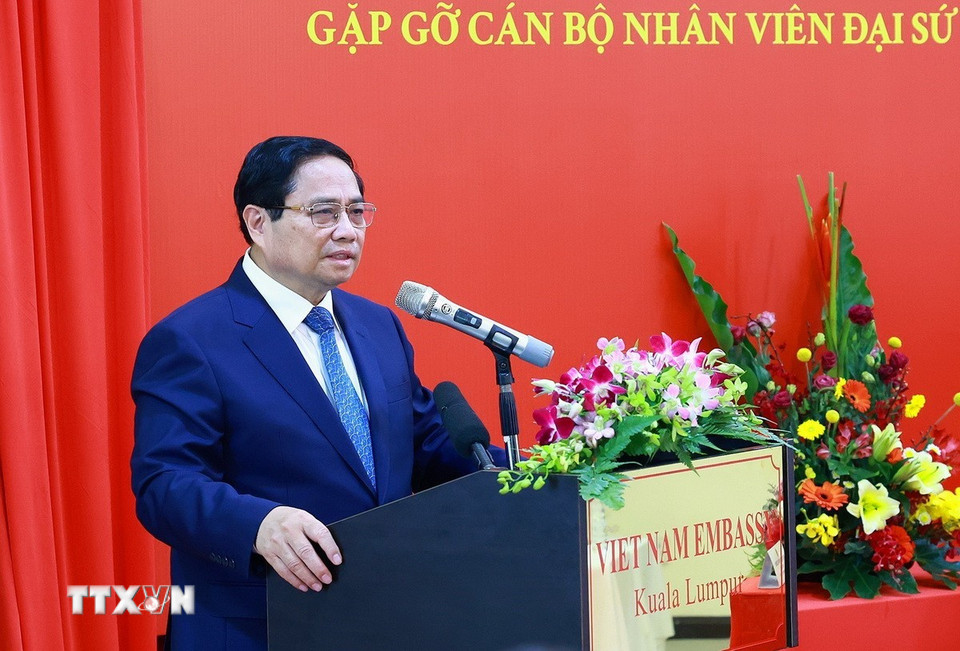 Thủ tướng Phạm Minh Chính phát biểu tại buổi gặp cán bộ, nhân viên, Đại sứ quán và đại diện cộng đồng người Việt Nam tại Malaysia. (Ảnh: Dương Giang/TTXVN)