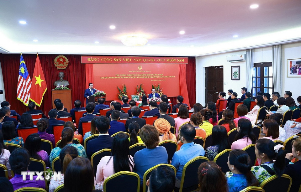 Thủ tướng Phạm Minh Chính phát biểu tại buổi gặp cán bộ, nhân viên, Đại sứ quán và đại diện cộng đồng người Việt Nam tại Malaysia. (Ảnh: Dương Giang/TTXVN)