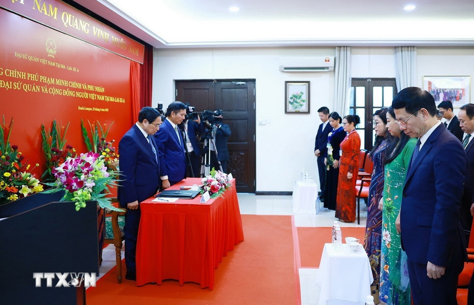Thủ tướng Phạm Minh Chính và Phu nhân cùng cán bộ, nhân viên, Đại sứ quán, cộng đồng người Việt Nam tại Malaysia mặc niệm nguyên Chủ tịch nước Trần Đức Lương. (Ảnh: Dương Giang/TTXVN)