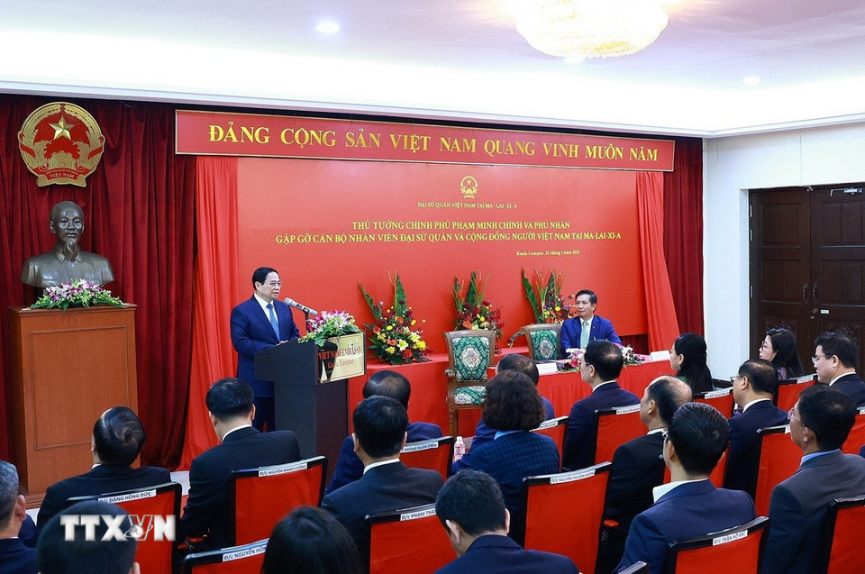Thủ tướng Phạm Minh Chính phát biểu tại buổi gặp cán bộ, nhân viên, Đại sứ quán và đại diện cộng đồng người Việt Nam tại Malaysia. (Ảnh: Dương Giang/TTXVN)