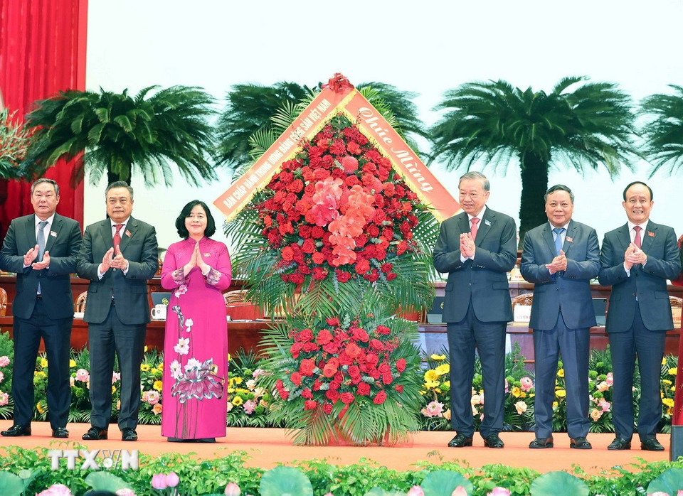 Tổng Bí thư Tô Lâm tặng hoa chúc mừng Đại hội đại biểu Đảng bộ thành phố Hà Nội lần thứ XVIII. (Ảnh: Thống Nhất/TTXVN)