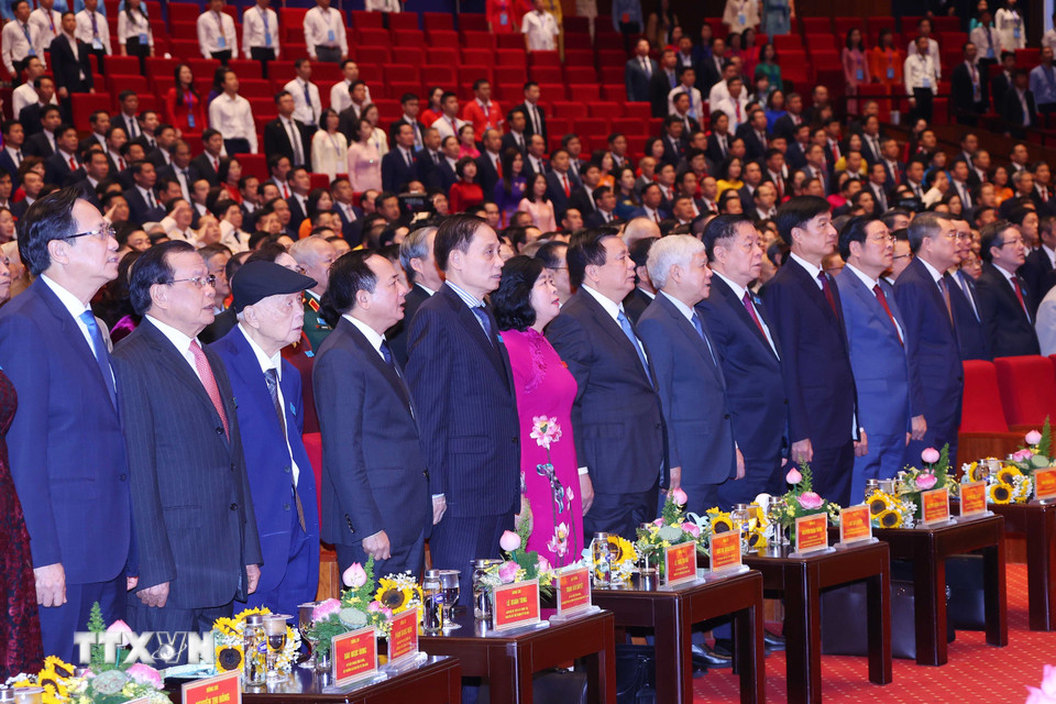 Các đại biểu thực hiện nghi lễ chào cờ. (Ảnh: Văn Điệp/TTXVN)