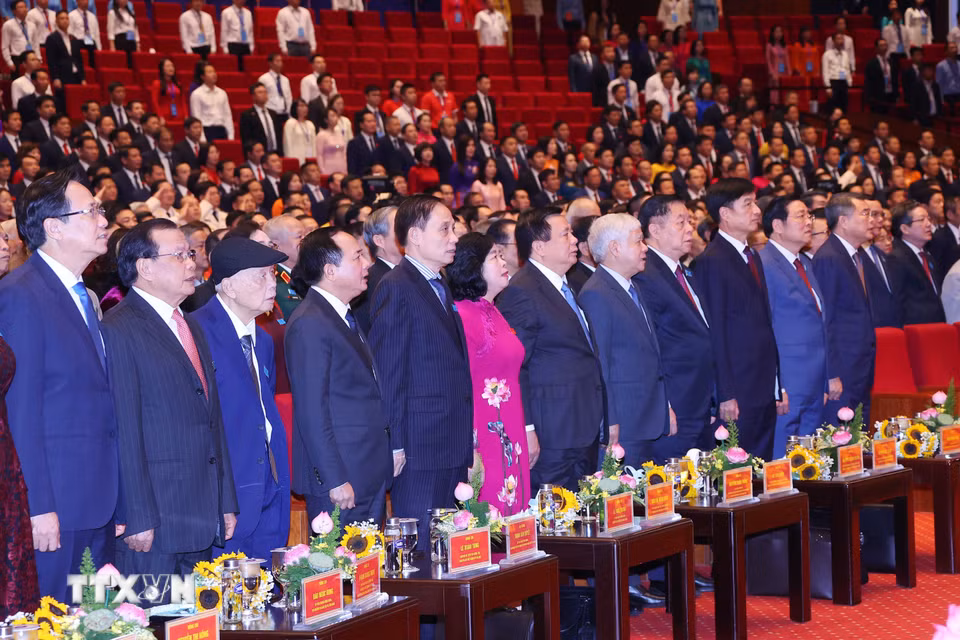 Các đại biểu thực hiện nghi lễ chào cờ. (Ảnh: Văn Điệp/TTXVN)