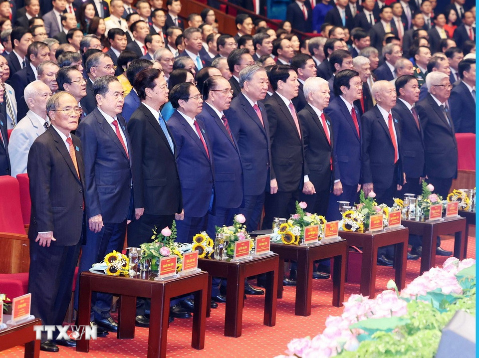 Tổng Bí thư Tô Lâm và các đại biểu thực hiện nghi lễ chào cờ. (Ảnh: Thống Nhất/TTXVN)
