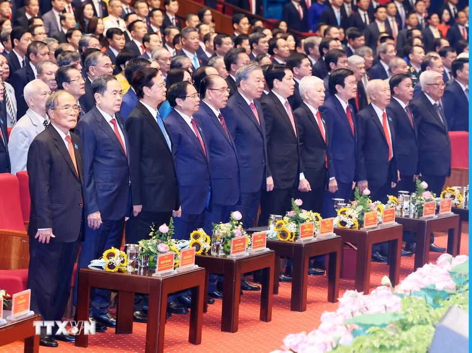 Tổng Bí thư Tô Lâm và các đại biểu thực hiện nghi lễ chào cờ. (Ảnh: Thống Nhất/TTXVN)