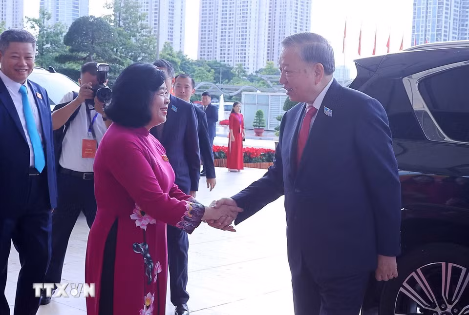 Bà Bùi Thị Minh Hoài, Ủy viên Bộ Chính trị, Bí thư Thành ủy Hà Nội đón Tổng Bí thư Tô Lâm đến dự Đại hội đại biểu Đảng bộ thành phố Hà Nội lần thứ XVIII, nhiệm kỳ 2025-2030. (Ảnh: Văn Điệp/TTXVN)