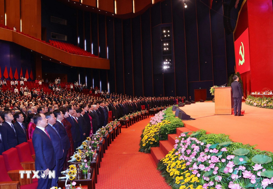 Các đại biểu thực hiện nghi lễ chào cờ. (Ảnh: Văn Điệp/TTXVN)