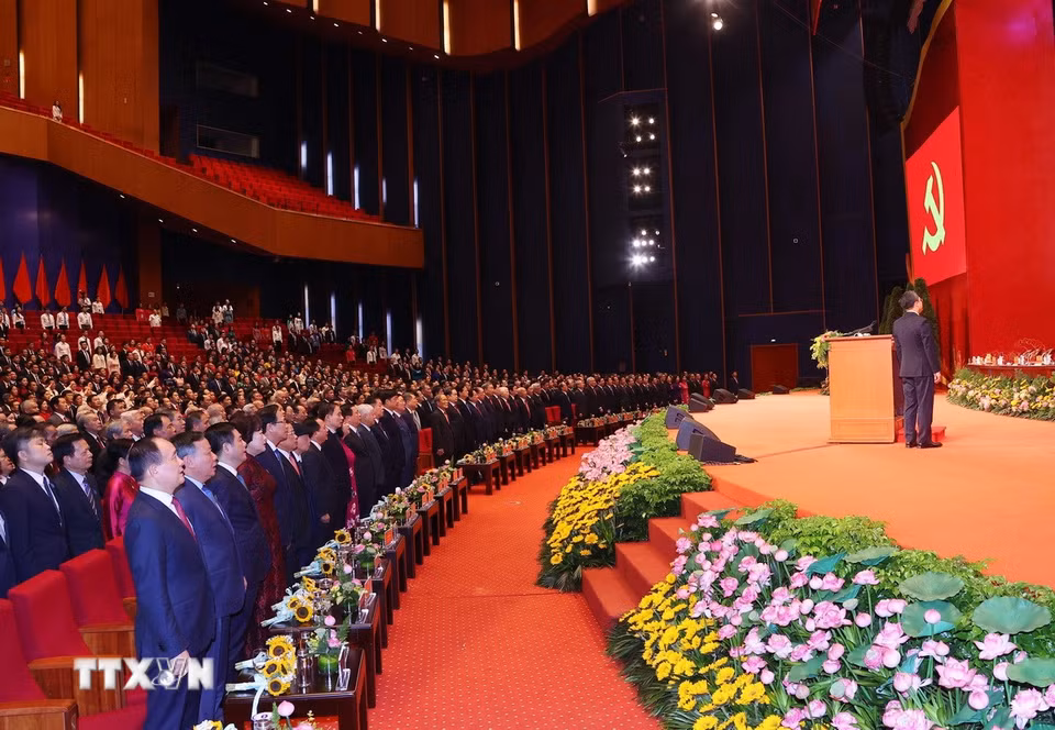 Các đại biểu thực hiện nghi lễ chào cờ. (Ảnh: Văn Điệp/TTXVN)