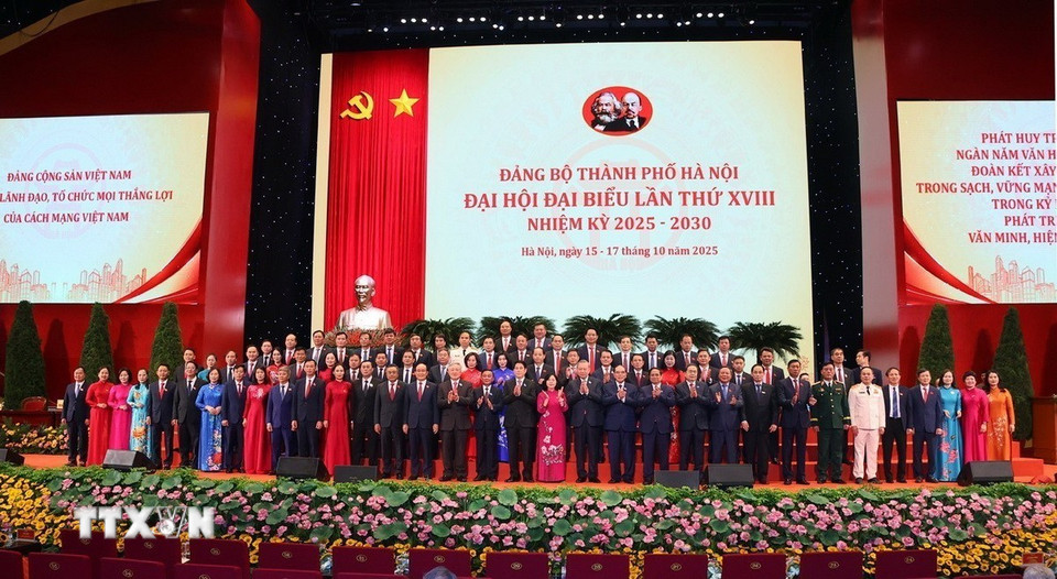 Tổng Bí thư Tô Lâm cùng các lãnh đạo, nguyên lãnh đạo Đảng và Nhà nước với các đại biểu. (Ảnh:Văn Điệp/TTXVN)