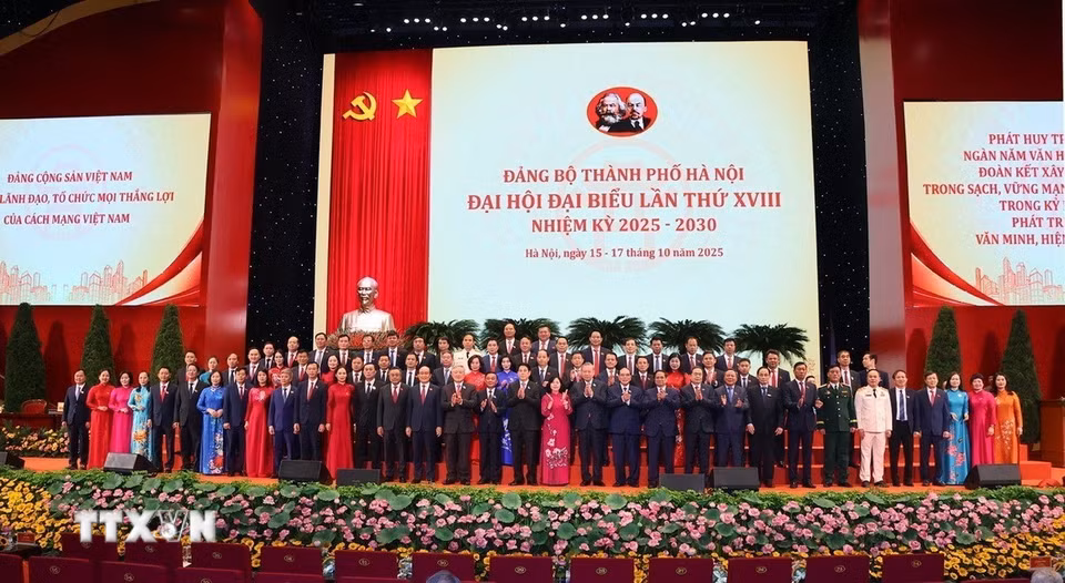 Tổng Bí thư Tô Lâm cùng các lãnh đạo, nguyên lãnh đạo Đảng và Nhà nước với các đại biểu. (Ảnh:Văn Điệp/TTXVN)