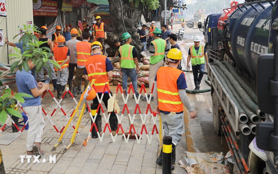 Nhà thầu tập trung lực lượng khẩn trương khắc phục sự cố. (Ảnh: Thành Phương/TTXVN)