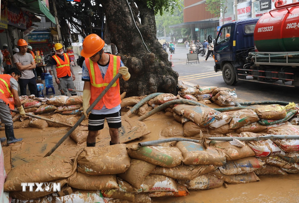 Công nhân tiếp tục nỗ lực khắc phục sự cố. (Ảnh: Thành Phương/TTXVN)
