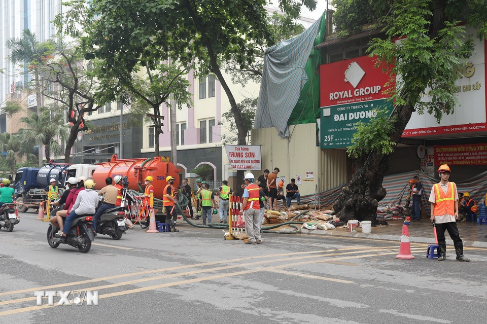 Nhiều xe bồn được huy động để khắc phục sự cố. (Ảnh: Thành Phương/TTXVN)