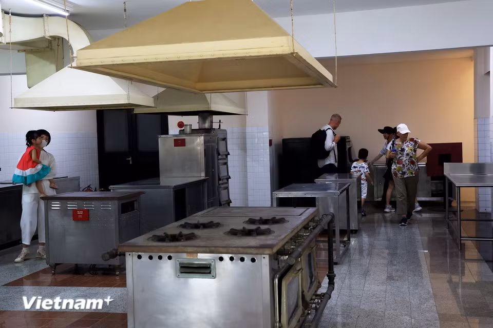 Khu vực nhà bếp trong Dinh Độc Lập trưng bày với các hiện vật, đồ dùng nấu ăn. (Ảnh: Hồng Đạt/Vietnam+)