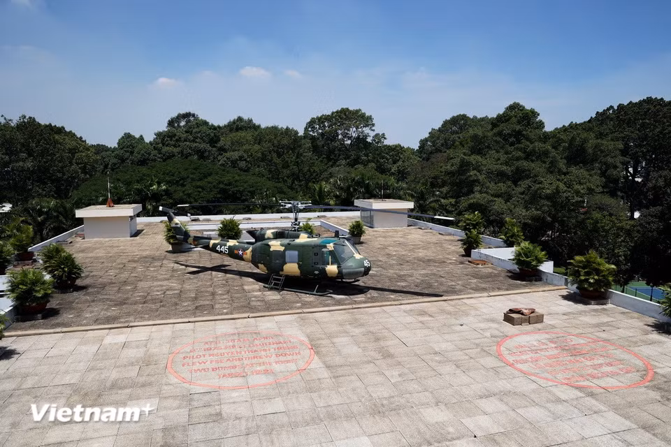 Vị trí trên tầng thượng Dinh Độc Lập cách đây 50 năm vào ngày 8/4/1975 Trung úy phi công Nguyễn Thành Trung ném 2 quả bom. (Ảnh: Hồng Đạt/Vietnam+)