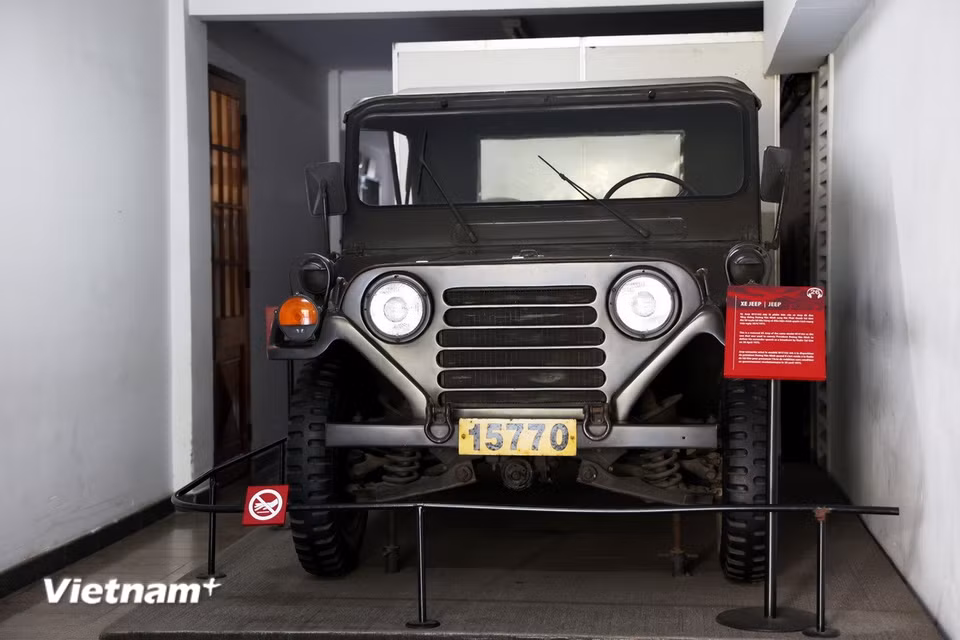 Chiếc xe Jeep M151A2 trưng bày trong Dinh Độc Lập là phiên bản của chiếc xe Jeep đã đưa Tổng thống Dương Văn Minh sang Đài Phát thanh Sài Gòn đọc lời tuyên bố đầu hàng vô điều kiện chính quyền Cách mạng trưa 30/4/1975, cách đây tròn nửa thế kỷ. (Ảnh: Hồng Đạt/Vietnam+)
