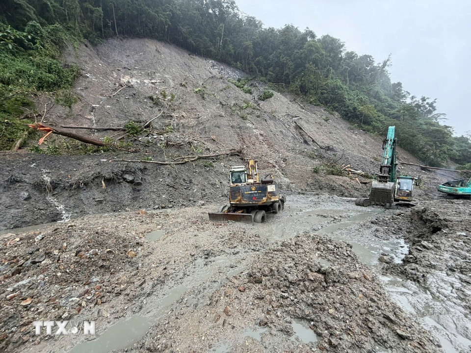 Lực lượng chức năng khẩn trương khắc phục sạt lở tại vị trí Km1405-1408 đường Hồ Chí Minh, đoạn qua đèo Lò Xo. (Ảnh: Cao Nguyên/TTXVN)