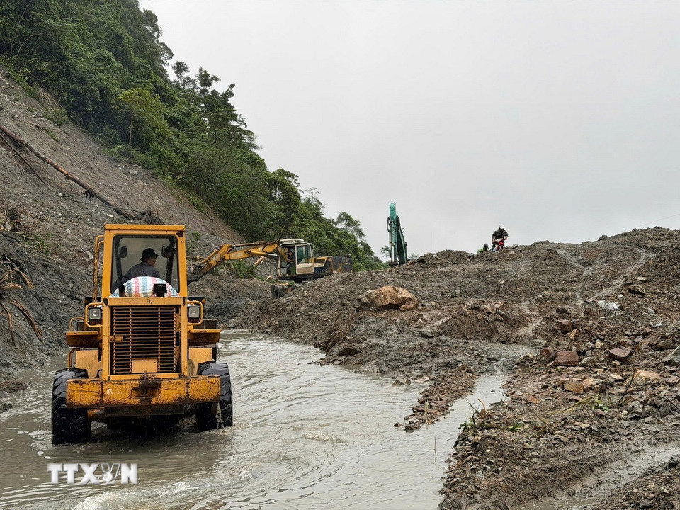 Lực lượng chức năng tỉnh Quảng Ngãi đang nỗ lực khắc phục hậu quả, tuy nhiên công việc đang gặp nhiều khó khăn. (Ảnh: Cao Nguyên/TTXVN)