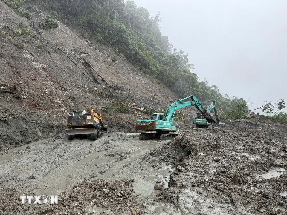 Trên tuyến có ít nhất 3 điểm sạt lở lớn khiến giao thông bị ách tắc hoàn toàn. (Ảnh: Cao Nguyên/TTXVN)
