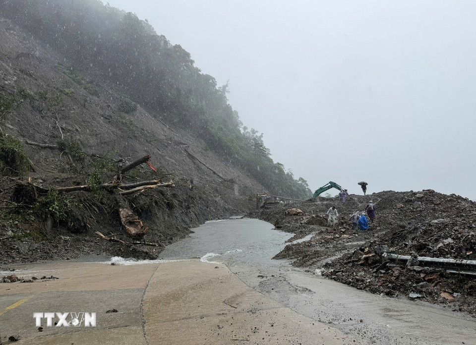 Lực lượng chức năng khẩn trương khắc phục sạt lở tại vị trí Km1405-1408 đường Hồ Chí Minh, đoạn qua đèo Lò Xo. (Ảnh: Cao Nguyên/TTXVN)