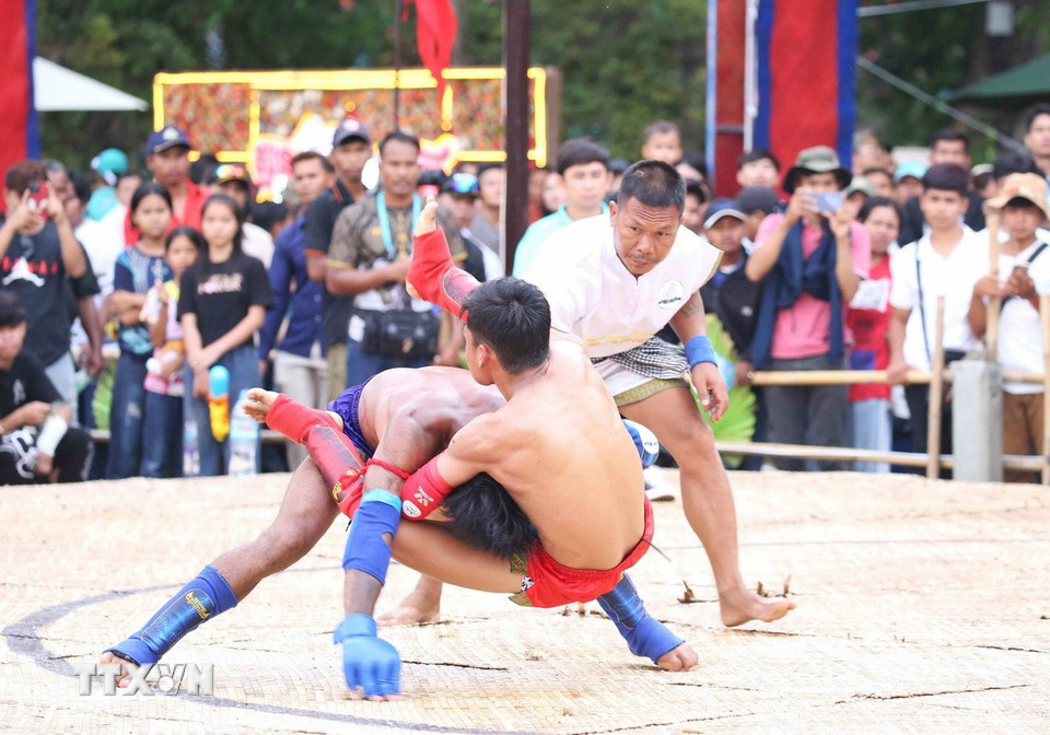 Thi đấu võ cổ truyền Campuchia trong khuôn khổ sự kiện Angkor Sangkranta năm 2025 tại tỉnh Siem Reap. (Ảnh: Huỳnh Thảo/TTXVN)