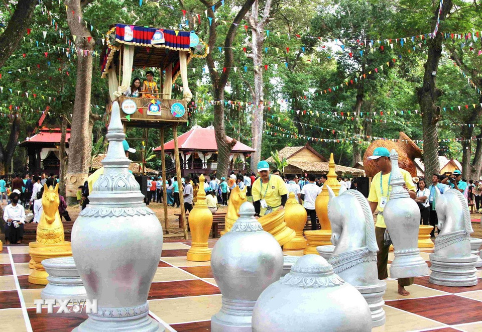 Chương trình thi đấu cờ ốc hay Ouk Chaktrang - môn cờ truyền thống của Campuchia tại sự kiện Angkor Sangkranta năm 2025. (Ảnh: Huỳnh Thảo/TTXVN)